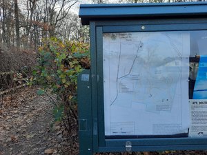 Trailhead for the Rockleigh Woods/Lamont Reserve trails
